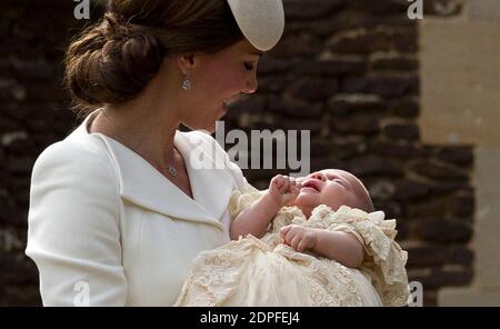 Die Herzogin von Cambridge trägt Prinzessin Charlotte, als sie am 5. Juli 2015 in der Church of St Mary Magdalene in Sandringham, Norfolk, Großbritannien ankommen, als Prinzessin Charlotte vor der Königin und nahen Familie getauft wird. Foto von Matt Dunham/PA Wire/ABACAPRESS.COM Stockfoto