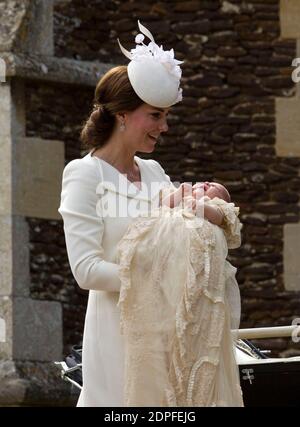 Die Herzogin von Cambridge trägt Prinzessin Charlotte, als sie am 5. Juli 2015 in der Church of St Mary Magdalene in Sandringham, Norfolk, Großbritannien ankommen, als Prinzessin Charlotte vor der Königin und nahen Familie getauft wird. Foto von Matt Dunham/PA Wire/ABACAPRESS.COM Stockfoto