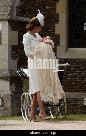 Die Herzogin von Cambridge trägt Prinzessin Charlotte, als sie am 5. Juli 2015 in der Church of St Mary Magdalene in Sandringham, Norfolk, Großbritannien ankommen, als Prinzessin Charlotte vor der Königin und nahen Familie getauft wird. Foto von Matt Dunham/PA Wire/ABACAPRESS.COM Stockfoto