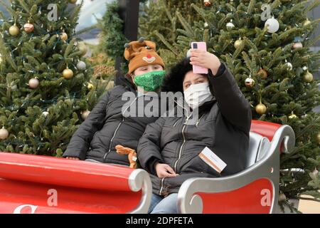 Genf, Illinois, USA. Dezember 2020. DÃAVIYANA GONZALEZ, 8, und ihre Mutter DOLORES GONZALEZ aus Batavia, IL, machen am Samstag, den 19. Dezember 2020 ein Selfie in SantaÃs Sleigh im Genfer Unterhaus Genf, IL. Kredit: Mark Black/ZUMA Wire/Alamy Live Nachrichten Stockfoto