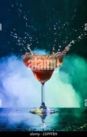 Glas leckeren Kaffee martini mit Spritzern auf dunklem Hintergrund Stockfoto