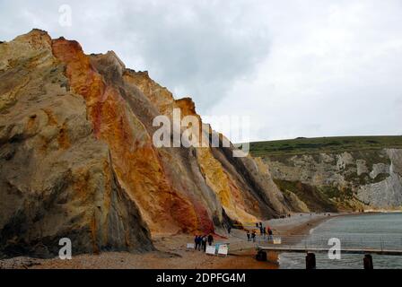 Ein Teil des Strandes und der mehrfarbige Sand in den Klippen, Alum Bay, Isle of Wight, England Stockfoto