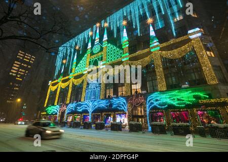 Saks 5th Avenue's Christmas Lights Show während des Schneesturms inmitten von COVID-19 NEW YORK CITY Stockfoto