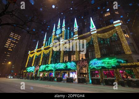 Saks 5th Avenue's Christmas Lights Show während des Schneesturms inmitten von COVID-19 NEW YORK CITY Stockfoto