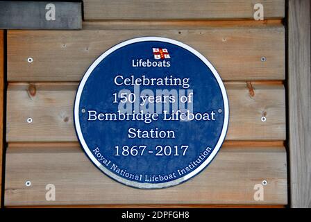 Tafel an der Außenseite der Rettungsbootstation, Bembridge, Isle of Wight, England, feiert 150 Jahre Rettungsboot auf dem Gelände Stockfoto
