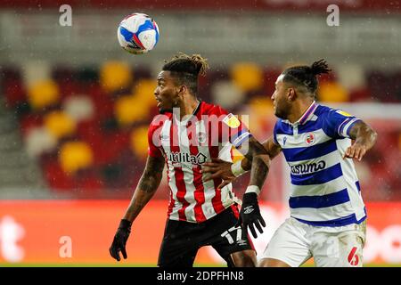 Brentford, Großbritannien. Dezember 2020. Ivan Toney von Brentford Liam Moore von Reading während des Sky Bet Championship Matches zwischen Brentford und Reading im Brentford Community Stadium, Brentford (Foto von Mark D Fuller/Focus Images/Sipa USA) 19/12/2020 Credit: SIPA USA/Alamy Live News Stockfoto