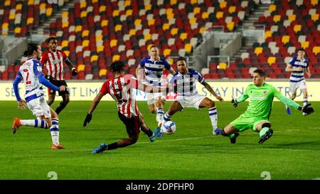 Brentford, Großbritannien. Dezember 2020. Dominic Thompson von Brentford, Liam Moore von Reading und Rafael von Reading während des Sky Bet Championship Matches zwischen Brentford und Reading im Brentford Community Stadium, Brentford (Foto von Mark D Fuller/Focus Images/Sipa USA) 19/12/2020 Credit: SIPA USA/Alamy Live News Stockfoto