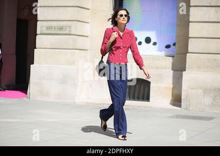 Street style, Ines de la Fressange Ankunft in Schiaparelli Herbst-Winter 2015-2016 Haute Couture Show im Hotel d'Evreux Place Vendome, in Paris, Frankreich, am 6. Juli 2015 statt. Foto von Marie-Paola Bertrand-Hillion/ABACAPRESS.COM Stockfoto