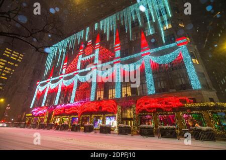 Saks 5th Avenue's Christmas Lights Show während des Schneesturms inmitten von COVID-19 NEW YORK CITY Stockfoto