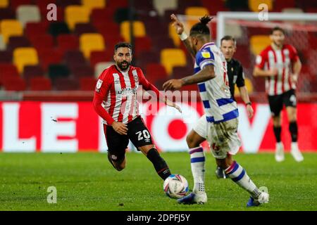 Brentford, Großbritannien. Dezember 2020. Saman Ghoddos von Brentford und Liam Moore von Reading während des Sky Bet Championship Matches zwischen Brentford und Reading im Brentford Community Stadium, Brentford (Foto von Mark D Fuller/Focus Images/Sipa USA) 19/12/2020 Credit: SIPA USA/Alamy Live News Stockfoto