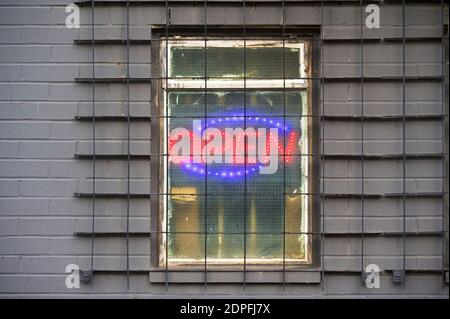 Beleuchtetes rotes offenes Schild am Schaufenster Stockfoto