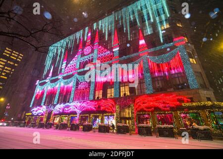 Saks 5th Avenue's Christmas Lights Show während des Schneesturms inmitten von COVID-19 NEW YORK CITY Stockfoto