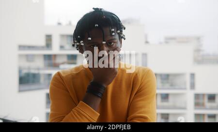Besorgter afroamerikanischer Mann, der die Hand über den Mund hält. Hochwertige Fotos Stockfoto