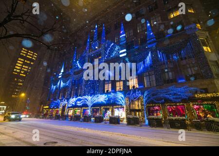 Saks 5th Avenue's Christmas Lights Show während des Schneesturms inmitten von COVID-19 NEW YORK CITY Stockfoto