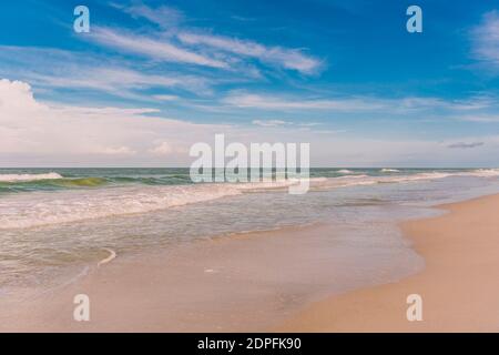 Wellen streicheln sanft den Strand am St. Petersburg Beach an Floridas Golfküste Stockfoto