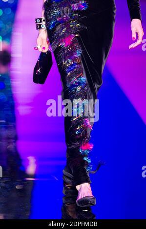 Am 7. Juli 2015 läuft ein Modell auf dem Laufsteg der Giorgio Armani Prive Haute-Couture Herbst/Winter 2015/2016 Kollektion in Paris, Frankreich. Foto von Thierry Orban/ABACAPRESS.COM Stockfoto