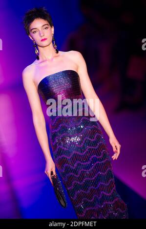 Am 7. Juli 2015 läuft ein Modell auf dem Laufsteg der Giorgio Armani Prive Haute-Couture Herbst/Winter 2015/2016 Kollektion in Paris, Frankreich. Foto von Thierry Orban/ABACAPRESS.COM Stockfoto