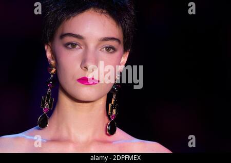 Am 7. Juli 2015 läuft ein Modell auf dem Laufsteg der Giorgio Armani Prive Haute-Couture Herbst/Winter 2015/2016 Kollektion in Paris, Frankreich. Foto von Thierry Orban/ABACAPRESS.COM Stockfoto