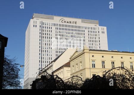 Berlin, Deutschland. Dezember 2020. Das Gebäude der Charité ist der zentrale Gebäudekomplex der Charité-Kliniken im Berliner Bezirk Mitte. Die Charité ist der zentrale Gebäudekomplex der Charité-Kliniken in Mitte. In diesem Hochhaus befinden sich auch die Verwaltungs- und medizinischen Abteilungen sowie Patientenbetten. (Foto: Simone Kuhlmey/Pacific Press) Quelle: Pacific Press Media Production Corp./Alamy Live News Stockfoto