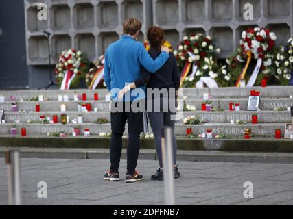 Berlin, Deutschland. Dezember 2020. Menschen bieten Blumen, Kerzen, Kränze für die Opfer des Terroranschlags auf dem Breitscheidplatz in Berlin-Charlottenburg am 19. Dezember 2016 an. (Foto: Simone Kuhlmey/Pacific Press) Quelle: Pacific Press Media Production Corp./Alamy Live News Stockfoto