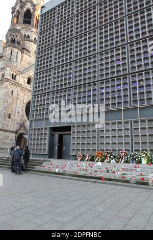 Berlin, Deutschland. Dezember 2020. Menschen bieten Blumen, Kerzen, Kränze für die Opfer des Terroranschlags auf dem Breitscheidplatz in Berlin-Charlottenburg am 19. Dezember 2016 an. (Foto: Simone Kuhlmey/Pacific Press) Quelle: Pacific Press Media Production Corp./Alamy Live News Stockfoto