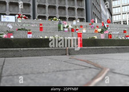 Berlin, Deutschland. Dezember 2020. Menschen bieten Blumen, Kerzen, Kränze für die Opfer des Terroranschlags auf dem Breitscheidplatz in Berlin-Charlottenburg am 19. Dezember 2016 an. (Foto: Simone Kuhlmey/Pacific Press) Quelle: Pacific Press Media Production Corp./Alamy Live News Stockfoto