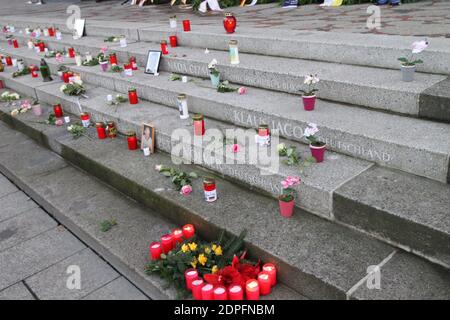 Berlin, Deutschland. Dezember 2020. Menschen bieten Blumen, Kerzen, Kränze für die Opfer des Terroranschlags auf dem Breitscheidplatz in Berlin-Charlottenburg am 19. Dezember 2016 an. (Foto: Simone Kuhlmey/Pacific Press) Quelle: Pacific Press Media Production Corp./Alamy Live News Stockfoto