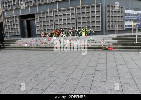 Berlin, Deutschland. Dezember 2020. Menschen bieten Blumen, Kerzen, Kränze für die Opfer des Terroranschlags auf dem Breitscheidplatz in Berlin-Charlottenburg am 19. Dezember 2016 an. (Foto: Simone Kuhlmey/Pacific Press) Quelle: Pacific Press Media Production Corp./Alamy Live News Stockfoto