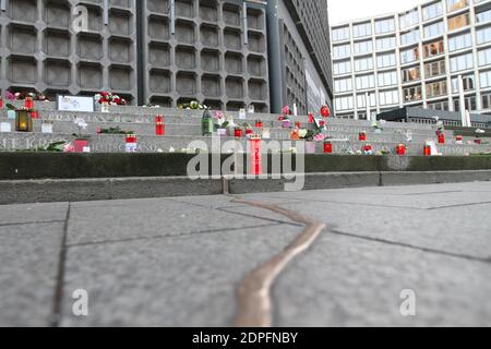 Berlin, Deutschland. Dezember 2020. Menschen bieten Blumen, Kerzen, Kränze für die Opfer des Terroranschlags auf dem Breitscheidplatz in Berlin-Charlottenburg am 19. Dezember 2016 an. (Foto: Simone Kuhlmey/Pacific Press) Quelle: Pacific Press Media Production Corp./Alamy Live News Stockfoto