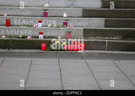 Berlin, Deutschland. Dezember 2020. Menschen bieten Blumen, Kerzen, Kränze für die Opfer des Terroranschlags auf dem Breitscheidplatz in Berlin-Charlottenburg am 19. Dezember 2016 an. (Foto: Simone Kuhlmey/Pacific Press) Quelle: Pacific Press Media Production Corp./Alamy Live News Stockfoto