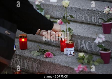 Berlin, Deutschland. Dezember 2020. Menschen bieten Blumen, Kerzen, Kränze für die Opfer des Terroranschlags auf dem Breitscheidplatz in Berlin-Charlottenburg am 19. Dezember 2016 an. (Foto: Simone Kuhlmey/Pacific Press) Quelle: Pacific Press Media Production Corp./Alamy Live News Stockfoto