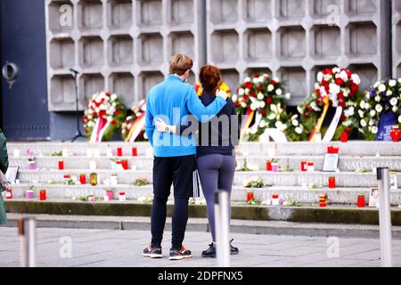 Berlin, Deutschland. Dezember 2020. Menschen bieten Blumen, Kerzen, Kränze für die Opfer des Terroranschlags auf dem Breitscheidplatz in Berlin-Charlottenburg am 19. Dezember 2016 an. (Foto: Simone Kuhlmey/Pacific Press) Quelle: Pacific Press Media Production Corp./Alamy Live News Stockfoto