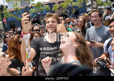 Der amerikanische Schauspieler Keegan Allen wird vor der Comic Con International am 9. Juli 2015 in San Diego, CA, USA, Selfies mit Fans machen sehen. Foto von Julien Reynaud/APS-Medias/ABACAPRESS.COM Stockfoto