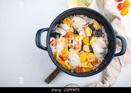 Eine Pfanne fabelhafter Fisch, mit Basmati-Reis und Kirschtomaten, auf weißem Hintergrund, Draufsicht mit Platz für Text kopieren Stockfoto