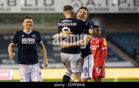 London, Großbritannien. Dezember 2020. Tom Bradshaw von Millwall feiert mit Ryan Leonard von Millwall(18), nachdem er das Eröffnungstreffer während des Sky Bet Championship-Spiels in Den, London erzielt hat (Foto von Alan Stanford/Focus Images /Sipa USA) 19/12/2020 Kredit: SIPA USA/Alamy Live News Stockfoto