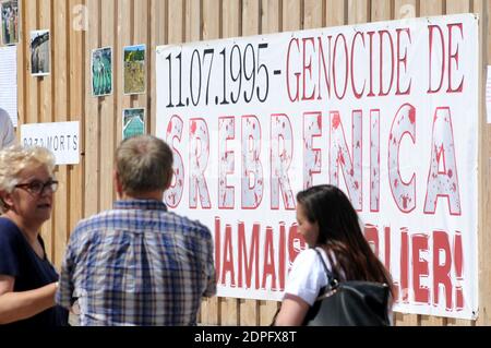 Gedenken an den 20. Jahrestag des Massakers von Srebrenica in Paris, Frankreich, am 11. Juli 2015. Die Kundgebung am Samstag markiert den 20. Jahrestag der Ermordung von etwa 8,000 bosnischen Männern und Jungen durch serbische Paramilitärs während des Krieges im ehemaligen Jugoslawien. Foto von Alain Apaydin/ABACAPRESS.COM Stockfoto