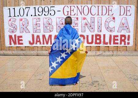 Gedenken an den 20. Jahrestag des Massakers von Srebrenica in Paris, Frankreich, am 11. Juli 2015. Die Kundgebung am Samstag markiert den 20. Jahrestag der Ermordung von etwa 8,000 bosnischen Männern und Jungen durch serbische Paramilitärs während des Krieges im ehemaligen Jugoslawien. Foto von Alain Apaydin/ABACAPRESS.COM Stockfoto