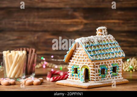 Lebkuchenhaus mit Süßigkeiten auf dem Tisch Stockfoto