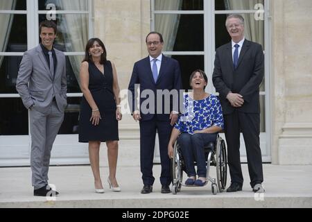 (L-R) Tony Estanguet, die Pariser Bürgermeisterin Anne Hidalgo, Präsident Francois Hollande, die Präsidentin des Paralympischen Komitees Emmanuelle Assmann und Bernard Lapasset, Vorsitzender des Paris 2024, bei einem Empfang für das Pariser Gebot zur Ausrichtung der Olympischen Spiele 2024 im Elysee-Palast in Paris, Frankreich, am 14. Juli 2015. Foto von Gilles Rolle/Pool/ABACAPRESS.COM Stockfoto