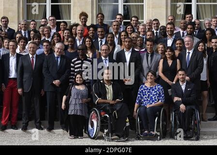 Der französische Präsident Francois Hollande und der Staatssekretär für Sport Thierry Braillard, die Pariser Bürgermeisterin Anne Hidalgo, der Vorsitzende von Paris 2024, Bernard Lapasset, der Präsident der Region Ile-de-France, Jean-Paul Huchon, Tony Estanguet und Emmanuelle Assmann, Präsidentin des Paralympischen Komitees, stellen sich mit den Olympischen Sportlern während eines Empfangs für das Paris Bid zur Ausrichtung der Olympischen Spiele 2024 im Elysee Palace in Paris, Frankreich am 14. Juli 2015. Foto von Gilles Rolle/Pool/ABACAPRESS.COM Stockfoto