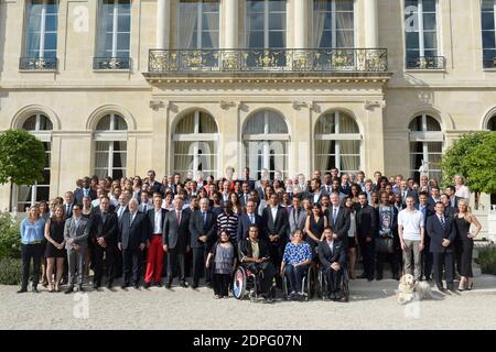 Der französische Präsident Francois Hollande und der Staatssekretär für Sport Thierry Braillard, die Pariser Bürgermeisterin Anne Hidalgo, der Vorsitzende von Paris 2024, Bernard Lapasset, der Präsident der Region Ile-de-France, Jean-Paul Huchon, Tony Estanguet und Emmanuelle Assmann, Präsidentin des Paralympischen Komitees, stellen sich mit den Olympischen Sportlern während eines Empfangs für das Paris Bid zur Ausrichtung der Olympischen Spiele 2024 im Elysee Palace in Paris, Frankreich am 14. Juli 2015. Foto von Gilles Rolle/Pool/ABACAPRESS.COM Stockfoto