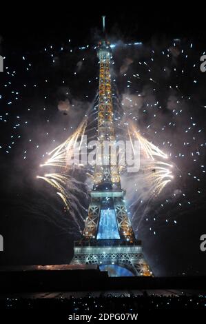 Feuerwerk explodiert um den Eiffelturm während der jährlichen Bastille-Tag Feier in Paris, Frankreich, am 14. Juli 2015. Foto von Alain Apaydin/ABACAPRESS.COM Stockfoto
