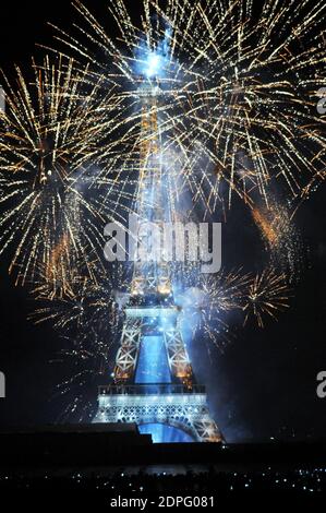 Feuerwerk explodiert um den Eiffelturm während der jährlichen Bastille-Tag Feier in Paris, Frankreich, am 14. Juli 2015. Foto von Alain Apaydin/ABACAPRESS.COM Stockfoto
