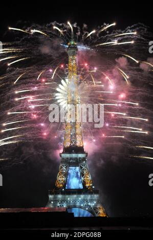 Feuerwerk explodiert um den Eiffelturm während der jährlichen Bastille-Tag Feier in Paris, Frankreich, am 14. Juli 2015. Foto von Alain Apaydin/ABACAPRESS.COM Stockfoto