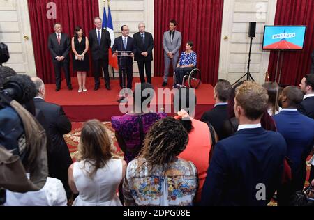 Anne Hidalgo, maire de Paris, , Bernard Lapasset, Président du Comité français du Sport international (CFSI), Francois Hollande, Präsident de la Republique, Jean Paul Huchon, Präsident de la Region Ile de France, Tony Estanguet, Emmanuelle Assmann, presidente du Comite paralympique et sportif français Les Athletes des Jeux Olympiques recus au Palais de l'Elysee während eines Empfangs für das Paris Bid zur Ausrichtung der Olympischen Spiele 2024, im Elysee Palace in Paris, Frankreich am 14. Juli 2015. Foto von Gilles Rolle/Pool/ABACAPRESS.COM Stockfoto