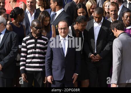 Der französische Präsident Francois Hollande und der Staatssekretär für Sport Thierry Braillard, die Pariser Bürgermeisterin Anne Hidalgo, der Vorsitzende von Paris 2024, Bernard Lapasset, der Präsident der Region Ile-de-France, Jean-Paul Huchon, Tony Estanguet und Emmanuelle Assmann, Präsidentin des Paralympischen Komitees, stellen sich mit den Olympischen Sportlern während eines Empfangs für das Paris Bid zur Ausrichtung der Olympischen Spiele 2024 im Elysee Palace in Paris, Frankreich am 14. Juli 2015. Foto von Gilles Rolle/Pool/ABACAPRESS.COM Stockfoto