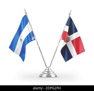 Dominikanische Republik und Nicaragua Tischflaggen isoliert auf weißem 3D Rendering Stockfoto