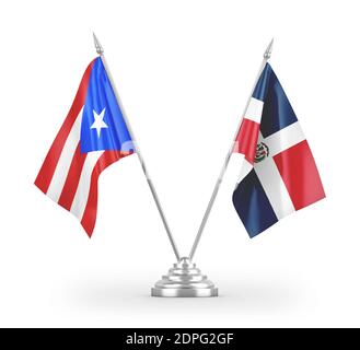 Dominikanische Republik und Puerto Rico Tischflaggen isoliert auf weiß 3D-Rendering Stockfoto