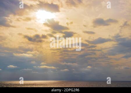 Schöner goldener Sonnenaufgang über der Bucht in Cala Figuera Santanyí Mallorca Spanien. Stockfoto