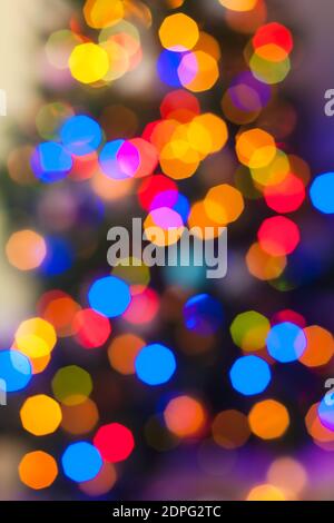 Abstraktes Bokeh Hintergrund mit defokussierten Licht auf Weihnachtsbaum Stockfoto
